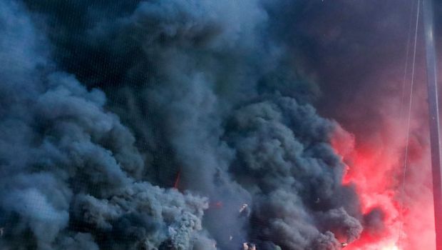 
	Au dat foc la stadion, la propriu! Incidente teribile la meciul&nbsp;Feyenoord - Ajax, în Cupa Olandei
