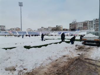 
	Mobilizare de forțe pentru meciul cu FC Argeș! Deţinuţi de la Penitenciarul Botoşani, scoși la deszăpezit terenul pentru a fi practicabil&nbsp;
