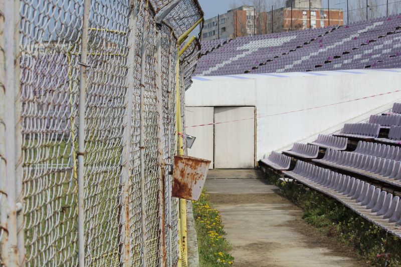Autoritățile își bat joc de un stadion legendar din România: "Ne-am rugat 3 luni să repare o poartă ruptă"_14