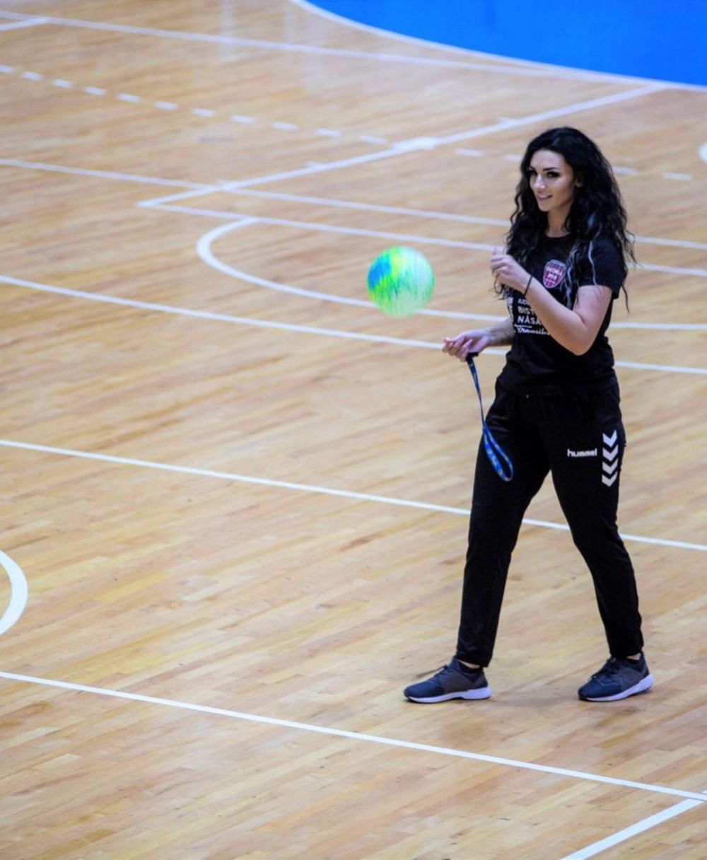 Mihaela Evi, sexy-antrenoarea, și cele două motive care au făcut-o să continue în handbal! _36