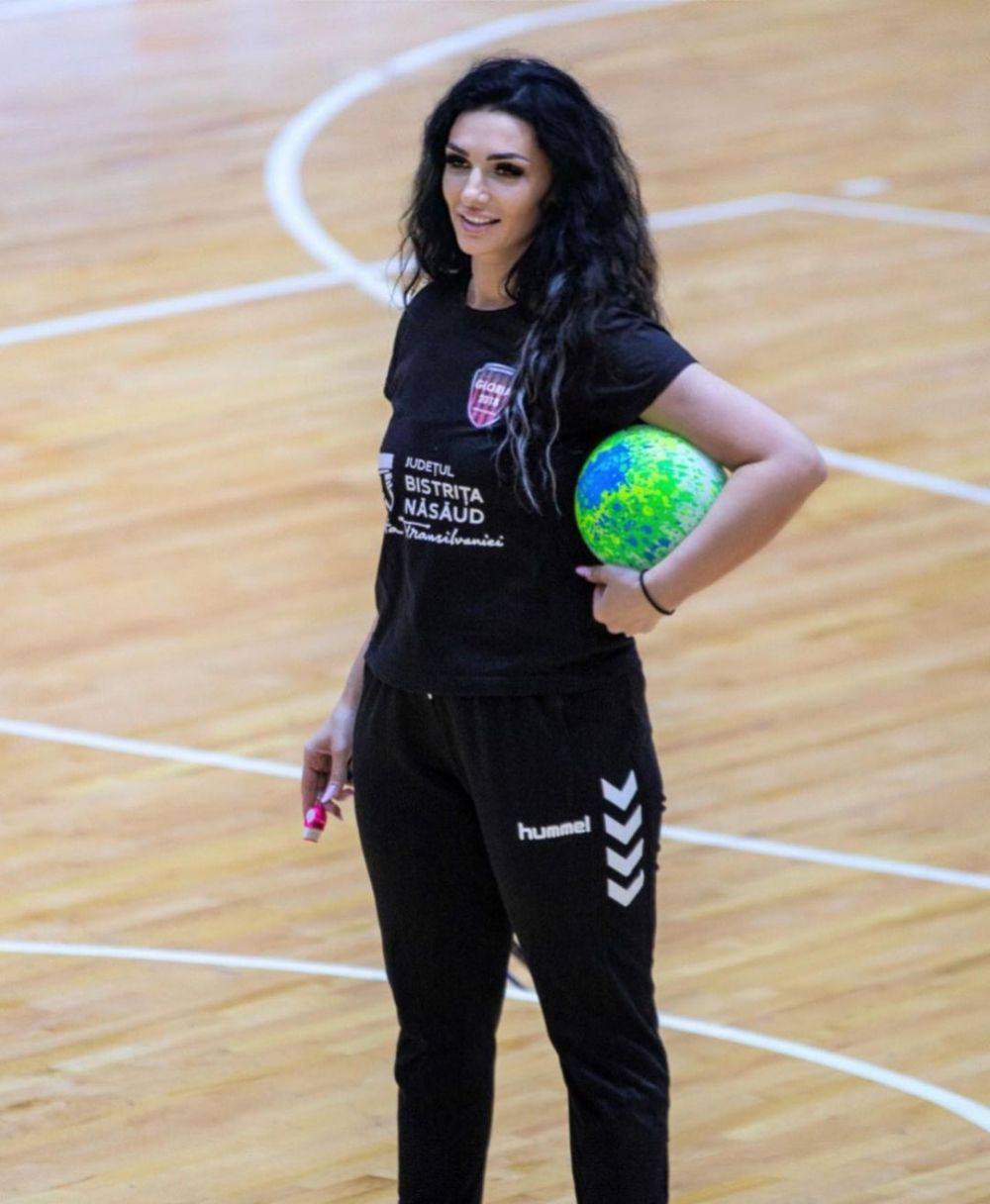 Mihaela Evi, sexy-antrenoarea, și cele două motive care au făcut-o să continue în handbal! _37