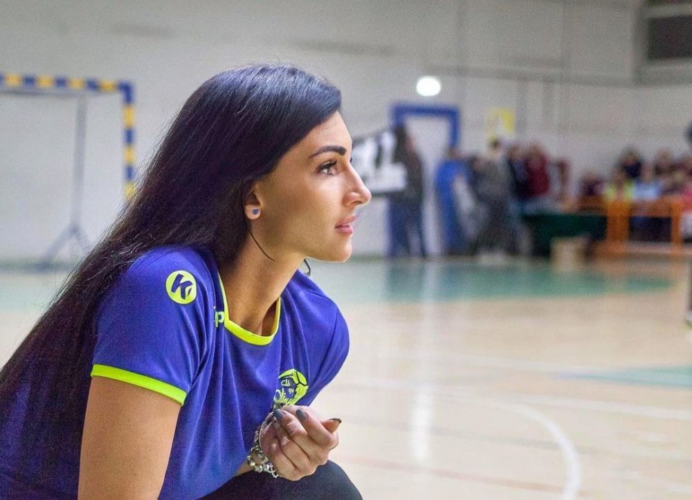Mihaela Evi, sexy-antrenoarea, și cele două motive care au făcut-o să continue în handbal! _47