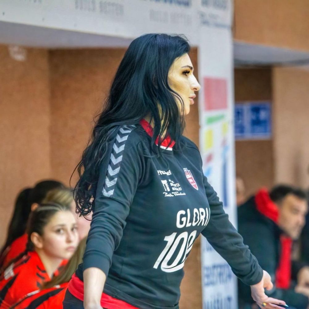 Mihaela Evi, sexy-antrenoarea, și cele două motive care au făcut-o să continue în handbal! _52
