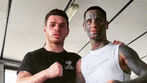 
	Cum arată Alessio Lorusso, boxerul tatuat pe toată fața! Se antrenează cu românul Cătălin Ionescu, fostul fotbalist devenit campion al Italiei
