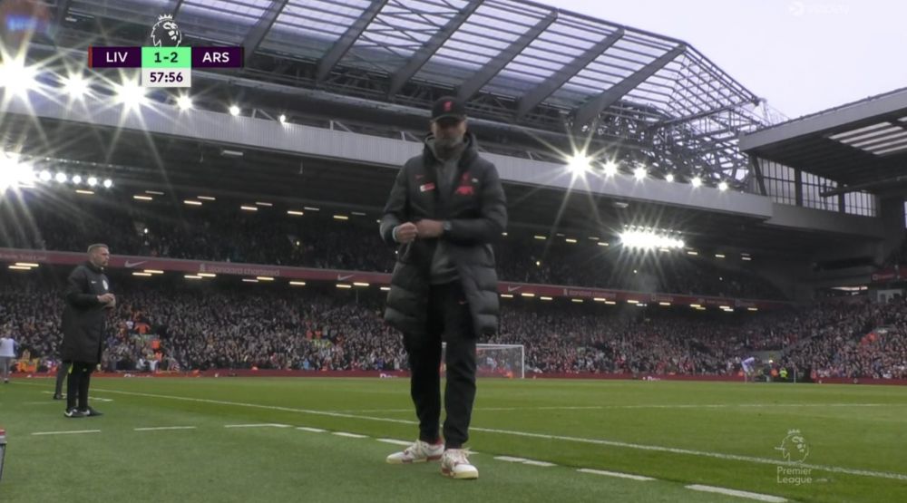 S-a bucurat înainte să realizeze că Mo Salah a ratat penalty-ul! Imaginile virale cu Jurgen Klopp din Liverpool - Arsenal_3