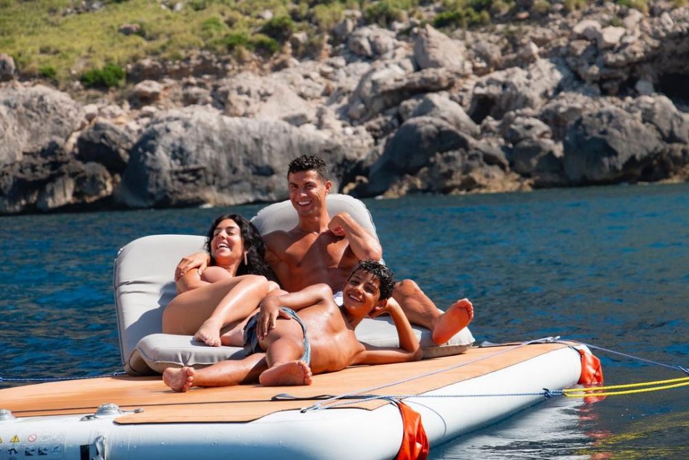 Georgina a postat fotografia de când ea și Ronaldo și-au luat un yacht de 6.2 milioane de euro și fanii au înnebunit! Cum au 'taxat-o'_31