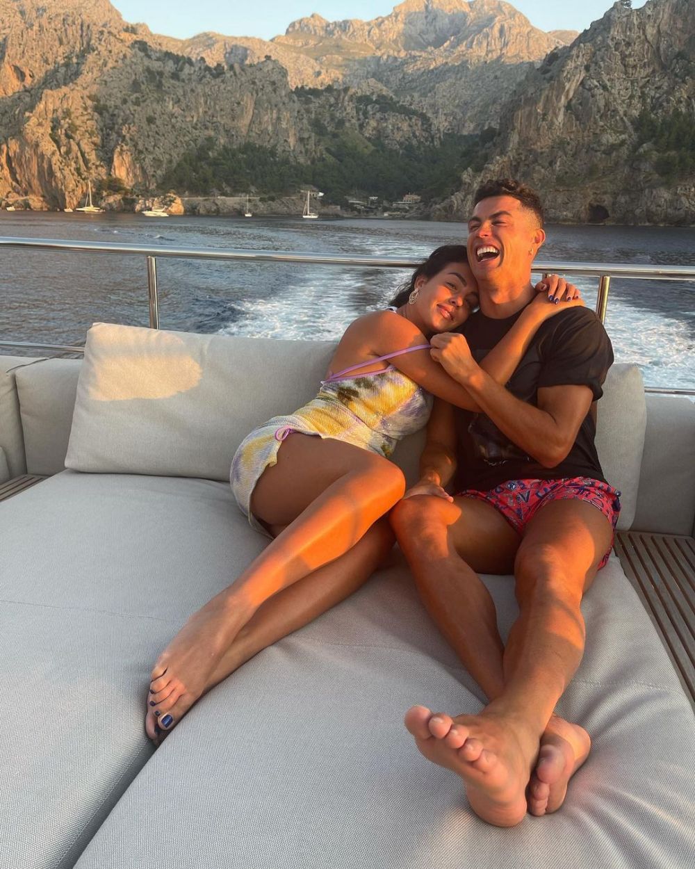 Georgina a postat fotografia de când ea și Ronaldo și-au luat un yacht de 6.2 milioane de euro și fanii au înnebunit! Cum au 'taxat-o'_42