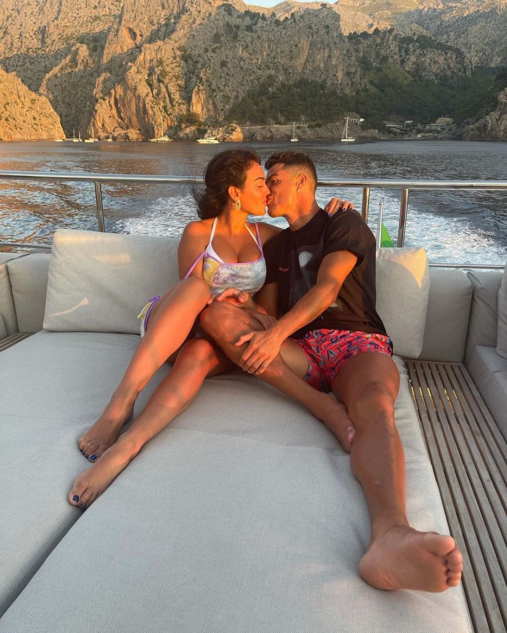Georgina a postat fotografia de când ea și Ronaldo și-au luat un yacht de 6.2 milioane de euro și fanii au înnebunit! Cum au 'taxat-o'_45