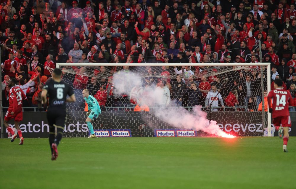 Imagini șocante! Fanii au aruncat cu șobolani morți în tribune la meciul Standard Liege - Charleroi _15
