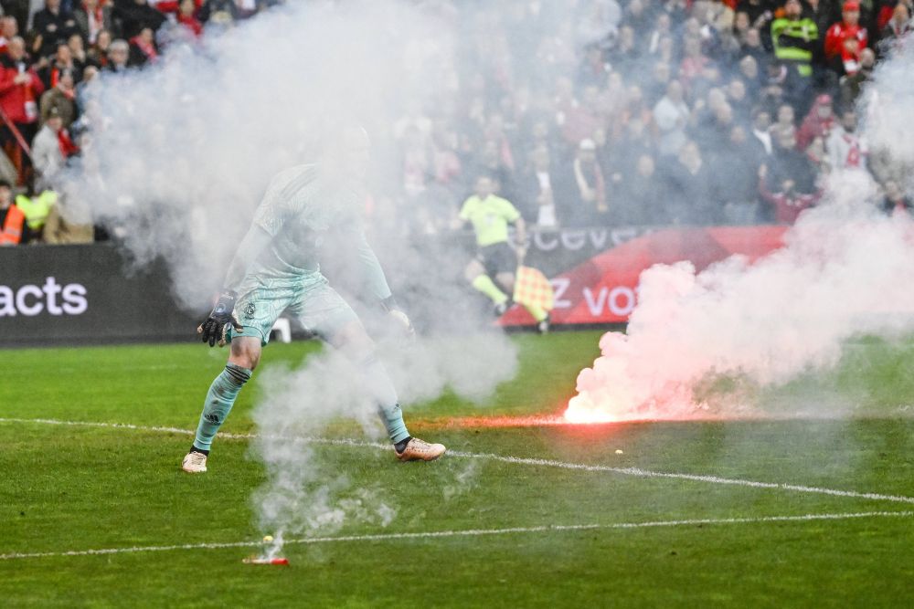Imagini șocante! Fanii au aruncat cu șobolani morți în tribune la meciul Standard Liege - Charleroi _17