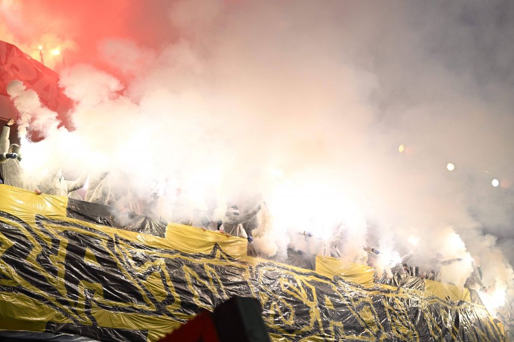Imagini șocante! Fanii au aruncat cu șobolani morți în tribune la meciul Standard Liege - Charleroi _4