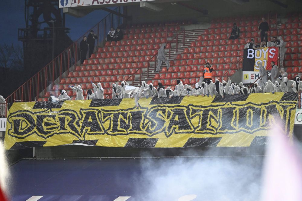 Imagini șocante! Fanii au aruncat cu șobolani morți în tribune la meciul Standard Liege - Charleroi _6
