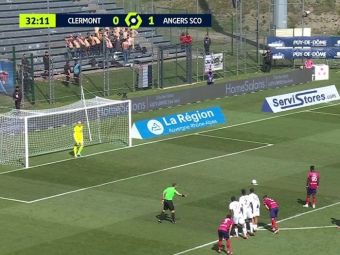 
	Clermont - Angers pentru adulți în Ligue 1: suporterii şi-au dat jos chiloţii pentru a-i distrage atenţia fotbalistului care executa un penalty!
