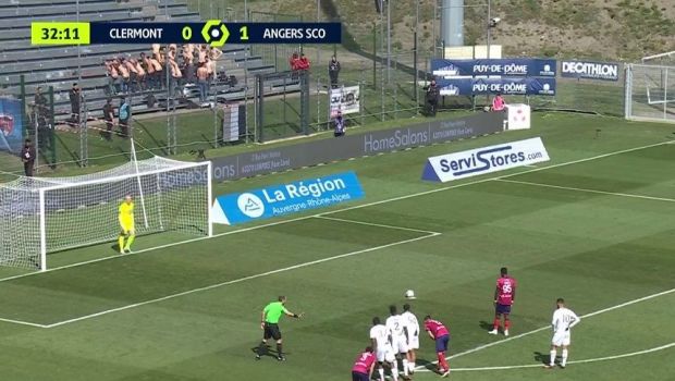 
	Clermont - Angers pentru adulți în Ligue 1: suporterii şi-au dat jos chiloţii pentru a-i distrage atenţia fotbalistului care executa un penalty!
