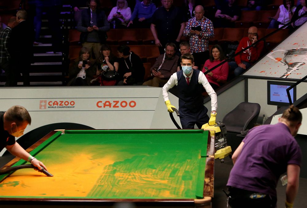 Scene ireale la Campionatul Mondial de snooker: o femeie a încercat să se lipească de masă, un alt protestatar s-a urcat în timpul jocului!_3