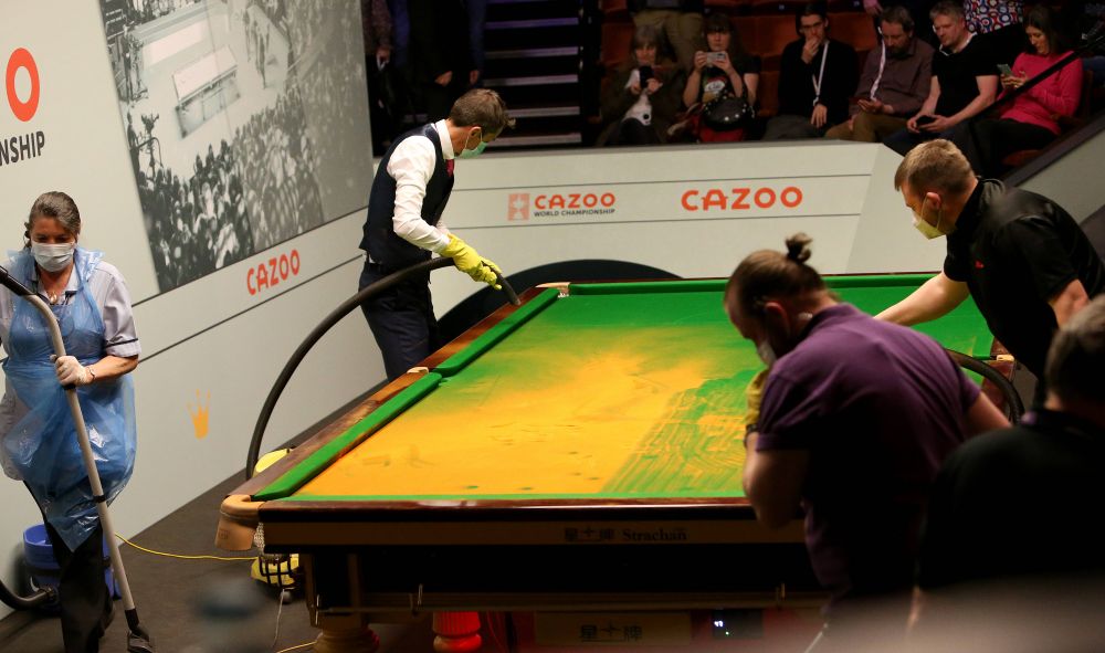 Scene ireale la Campionatul Mondial de snooker: o femeie a încercat să se lipească de masă, un alt protestatar s-a urcat în timpul jocului!_4
