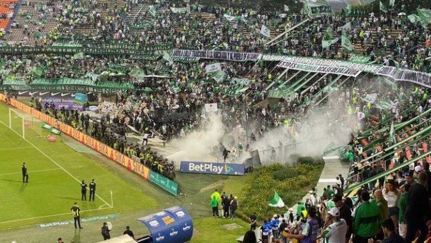 Derby ca în America de Sud: 100 de ultrași au invadat terenul și s-au bătut cu forțele de ordine, meciul a fost amânat!