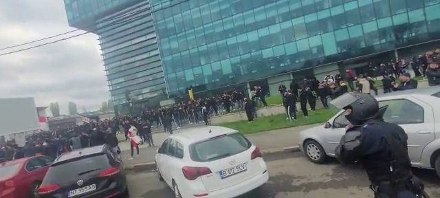Fanii dinamoviști au pus stăpânire pe București! Spectacol total în drum spre Ghencea. „Înțepături” spre marea rivală!_8