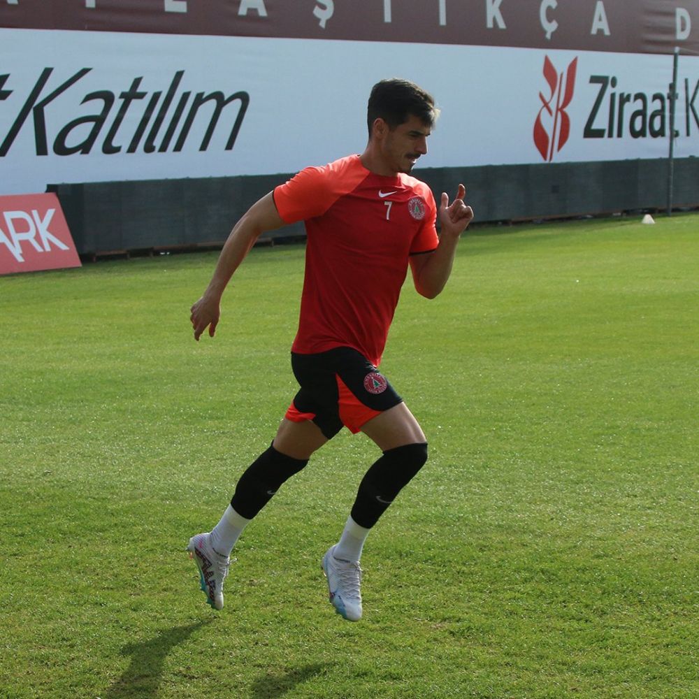 Umraniyespor, cu Valentin Gheorghe titular, e atât de slabă încât nu le-a depășit pe Gaziantep și Hatayspor, echipe retrase din campionat!_2
