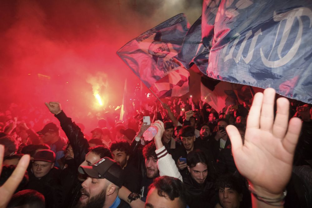 Sărbătoare la Napoli! Fanii au ieșit în stradă după victoria cu Juventus, chiar dacă echipa nu este matematic campioană_12