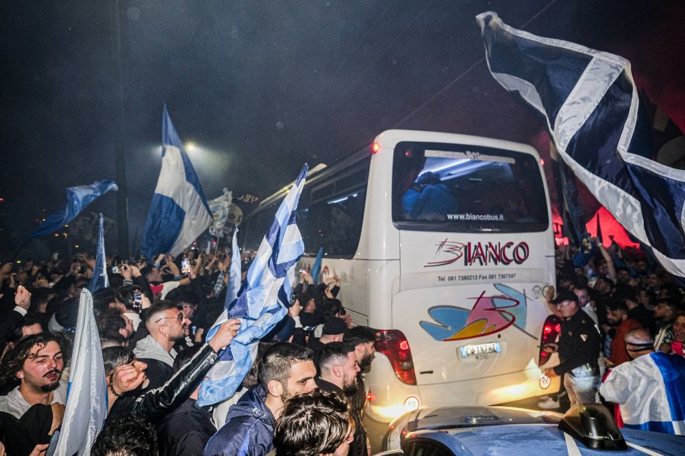 Sărbătoare la Napoli! Fanii au ieșit în stradă după victoria cu Juventus, chiar dacă echipa nu este matematic campioană_14