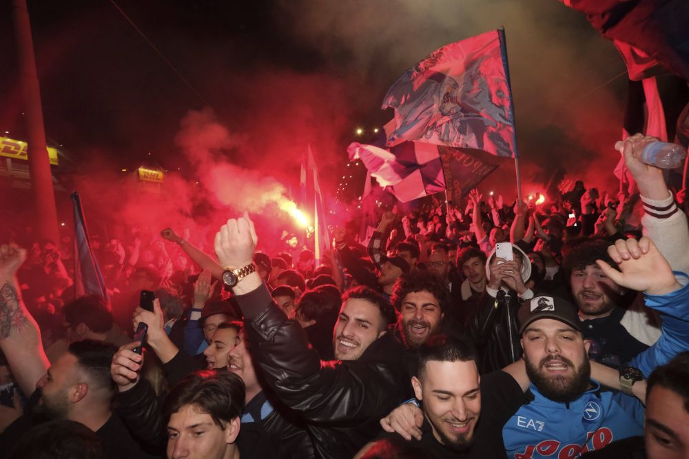 Sărbătoare la Napoli! Fanii au ieșit în stradă după victoria cu Juventus, chiar dacă echipa nu este matematic campioană_6