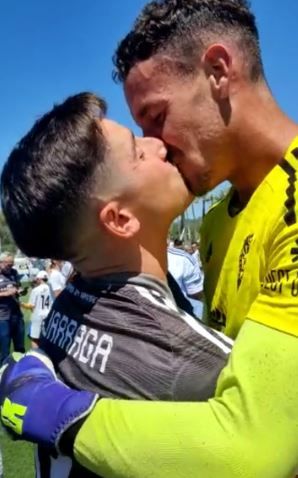 Sărutul „promovării”! Portarul și-a făcut publică homosexualitatea după ce echipa sa a promovat! A postat o fotografie alături de iubit _3
