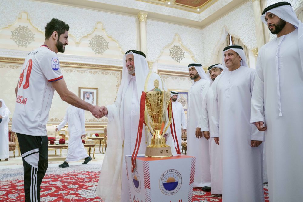 Olăroiu şi jucătorii săi, primiţi de șeic, după ce Al-Sharjah a câștigat Cupa Preşedintelui Emiratelor Arabe Unite_4