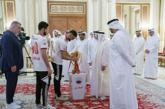 Olăroiu şi jucătorii săi, primiţi de șeic, după ce Al-Sharjah a câștigat Cupa Preşedintelui Emiratelor Arabe Unite_2