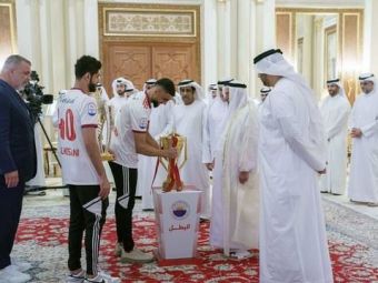 
	Olăroiu şi jucătorii săi, primiţi de șeic, după ce Al-Sharjah a câștigat Cupa Preşedintelui Emiratelor Arabe Unite
