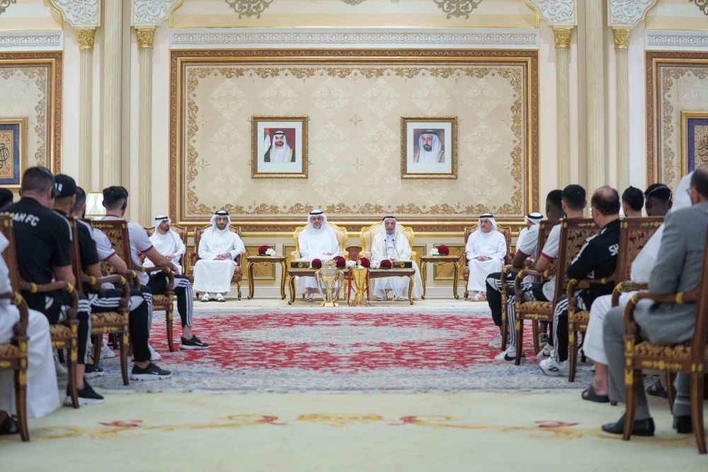 Olăroiu şi jucătorii săi, primiţi de șeic, după ce Al-Sharjah a câștigat Cupa Preşedintelui Emiratelor Arabe Unite_6