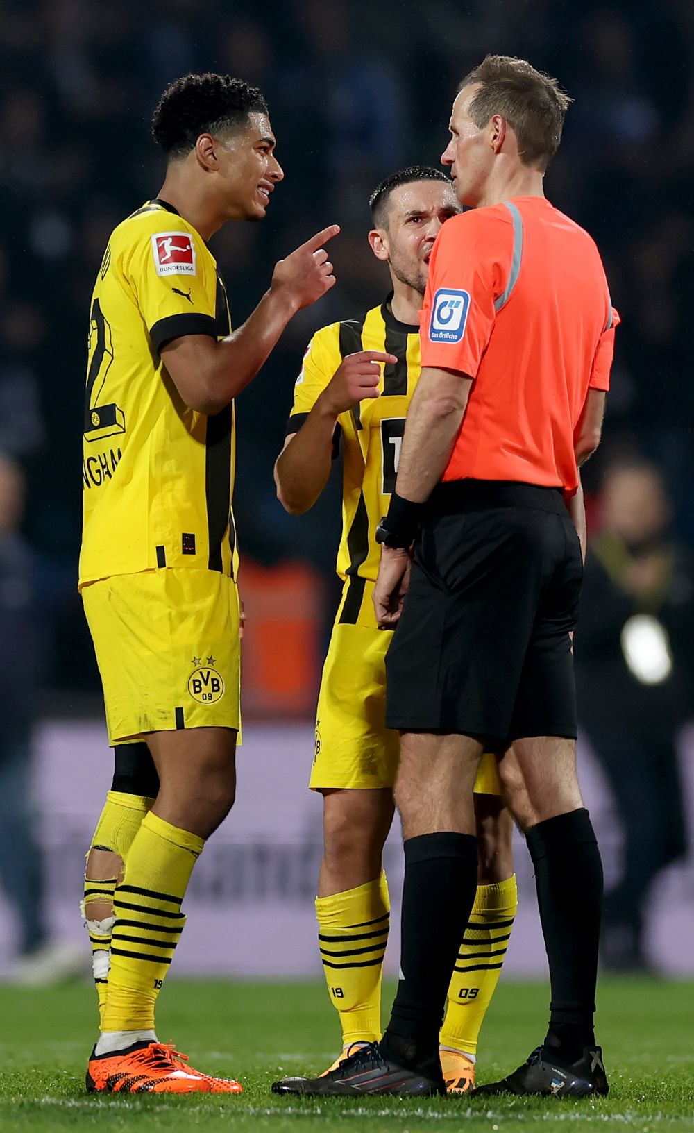 Arbitrul care și-a recunoscut greșeala din meciul lui Dortmund a ajuns sub protecția poliției. Detalii incredibile_5