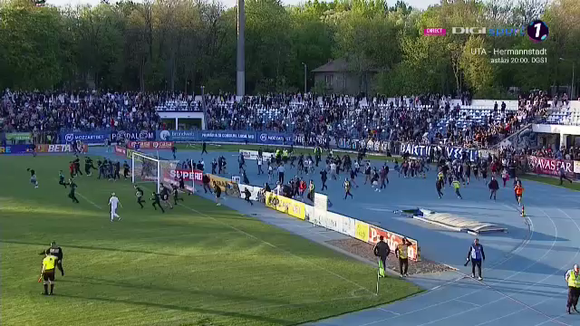 Imaginile bucuriei la Iași! Fanii au intrat pe teren, după fluierul final_22