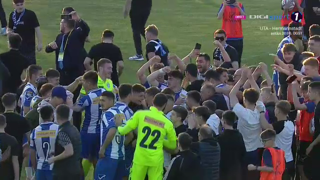 Imaginile bucuriei la Iași! Fanii au intrat pe teren, după fluierul final_24