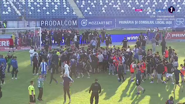 Imaginile bucuriei la Iași! Fanii au intrat pe teren, după fluierul final_26