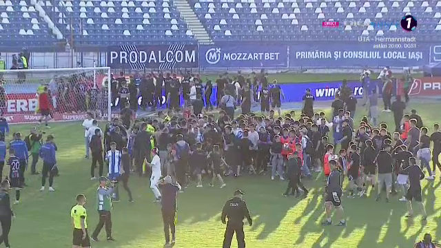 Imaginile bucuriei la Iași! Fanii au intrat pe teren, după fluierul final_27