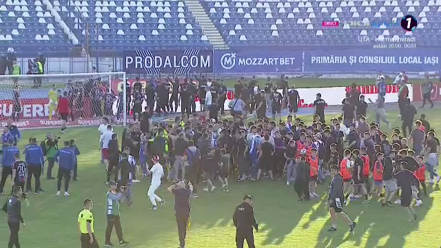 Imaginile bucuriei la Iași! Fanii au intrat pe teren, după fluierul final_28