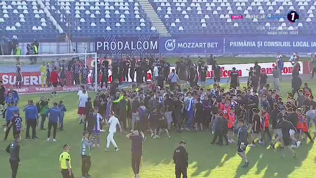 Imaginile bucuriei la Iași! Fanii au intrat pe teren, după fluierul final_29