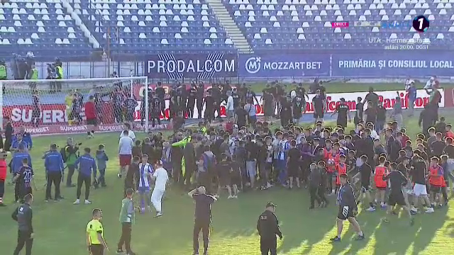 Imaginile bucuriei la Iași! Fanii au intrat pe teren, după fluierul final_30