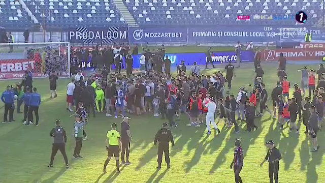 Imaginile bucuriei la Iași! Fanii au intrat pe teren, după fluierul final_31