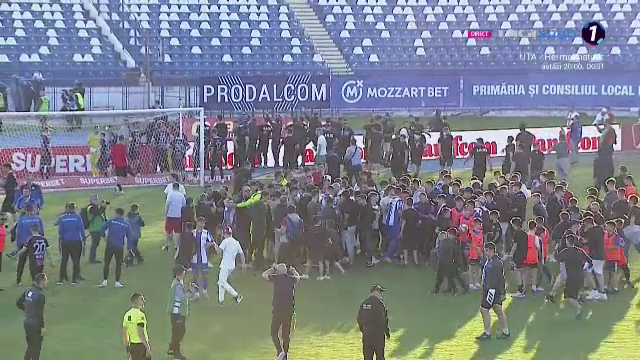 Imaginile bucuriei la Iași! Fanii au intrat pe teren, după fluierul final_32
