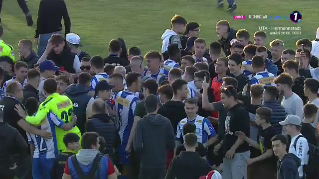 Imaginile bucuriei la Iași! Fanii au intrat pe teren, după fluierul final_33