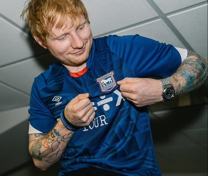 Ed Sheeran, în culmea fericirii! Echipa unde e sponsor a promovat: 99 de goluri, 97 de puncte, 13 victorii în ultimele 14 meciuri și multă bere_1