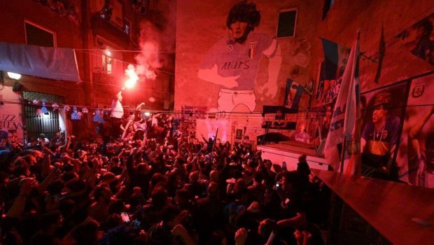 
	Delir la Napoli! Flăcări, focuri de artificii și oameni dansând în fântâni arteziene după câștigarea titlului de campioană în Serie A
