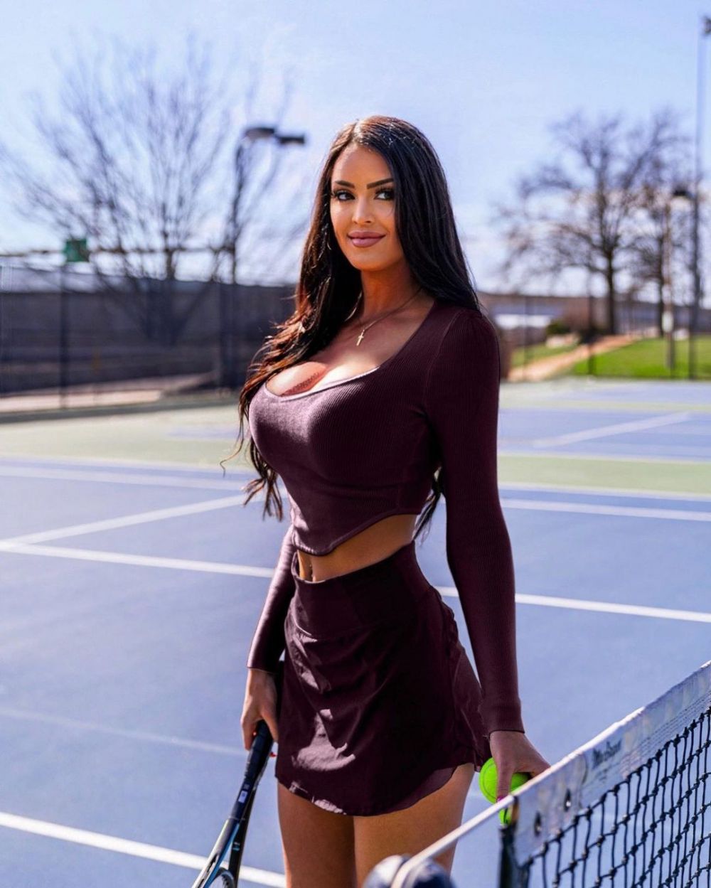 Cea mai sexy influenceriță din tenis și-a pus cea mai mulată rochie roșie și a anunțat care sunt favoriții săi: „Ei încheie anul pe primul loc!” _25