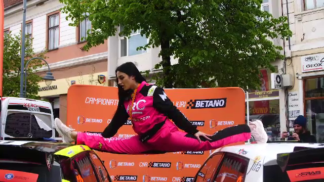 Ana Porgras, imagini de senzație! Fosta campioană mondială a făcut șpagatul între două mașini _41