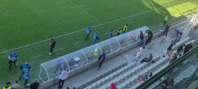 S-au încins spiritele în Dinamo - Unirea Dej. Fanii au luat la țintă banca oaspeților. Stewarzii au intervenit_15
