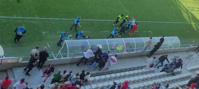 S-au încins spiritele în Dinamo - Unirea Dej. Fanii au luat la țintă banca oaspeților. Stewarzii au intervenit_7