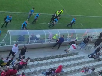 
	S-au încins spiritele în Dinamo - Unirea Dej. Fanii au luat la țintă banca oaspeților. Stewarzii au intervenit
