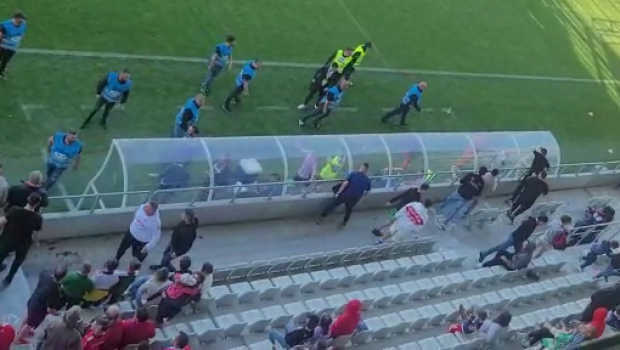 
	S-au încins spiritele în Dinamo - Unirea Dej. Fanii au luat la țintă banca oaspeților. Stewarzii au intervenit
